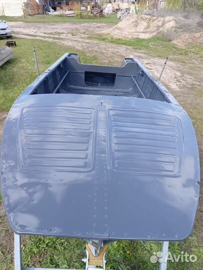 Моторная лодка с мотором