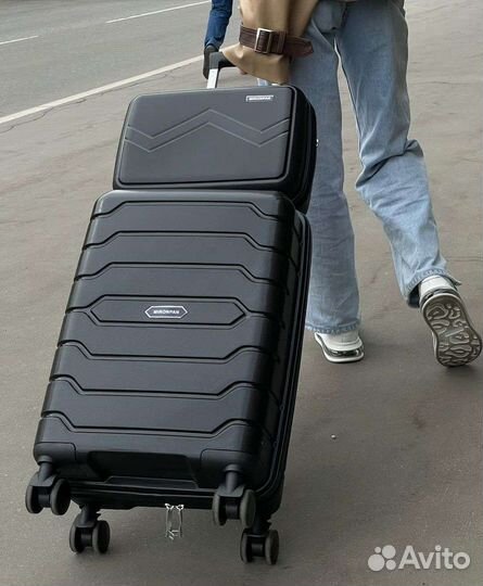 Чемодан ударопрочный новый