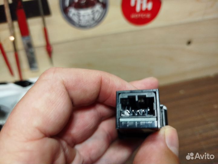 Кнопка открытия багажника Toyota