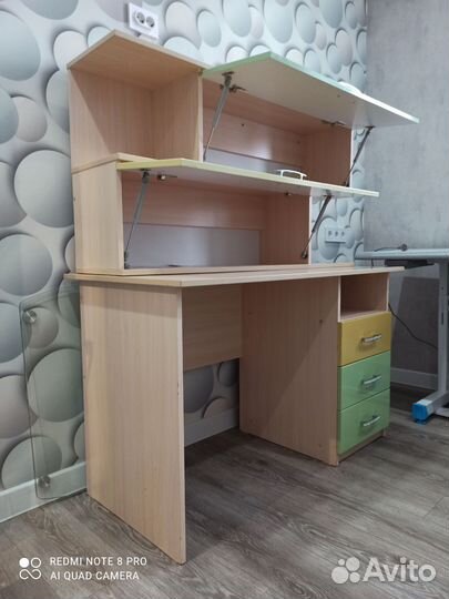Письменный стол с подвесным шкафом