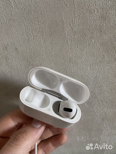 Правый наушник и кейс airpods pro 1