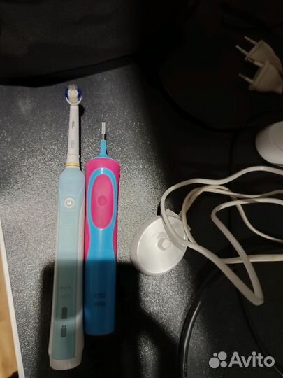 Электрическая зубная щетка oral b