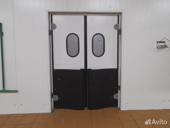 Дверь маятниковая влагостойкая