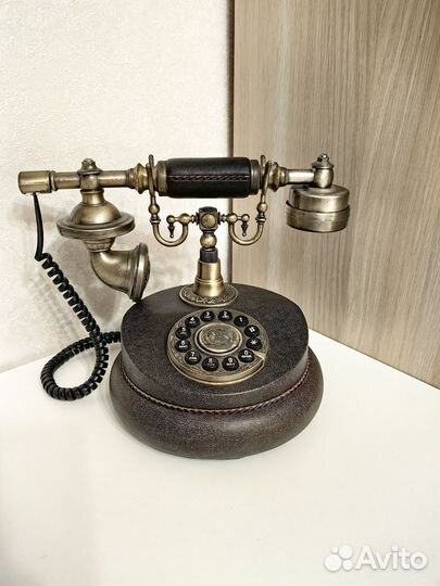 Старинный телефон стационарный ретро