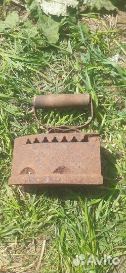 Старый угольный чугунный утюг