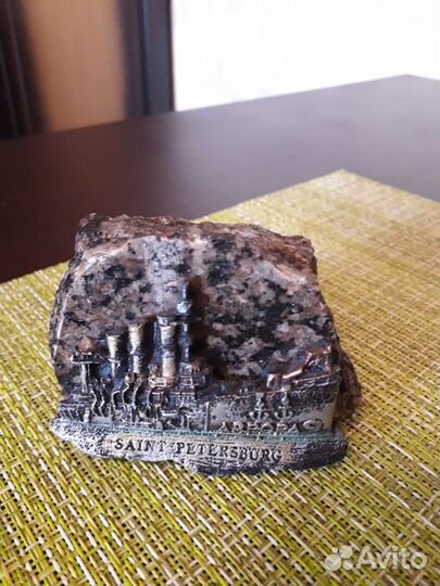 Сувенир из С.- Петербурга из крапчатого гранита