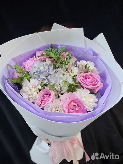 Букет из роз и гортензии