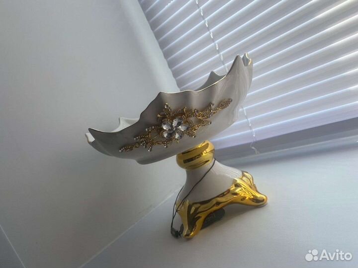 Ваза для фруктов на ножке