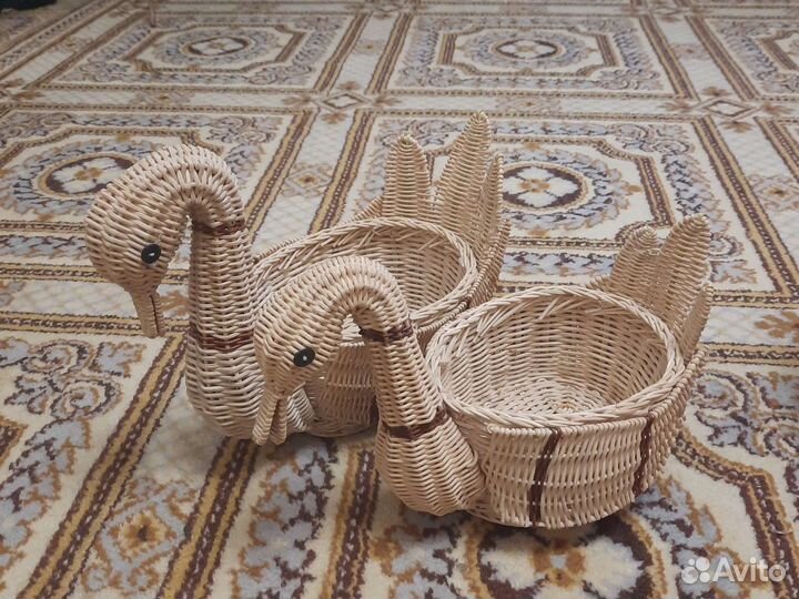 Корзина плетеная лебедь