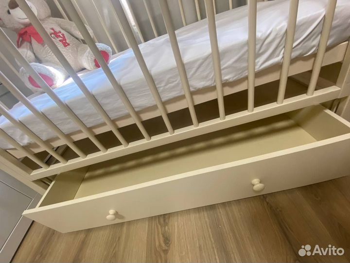 Детская кроватка с продольным маятником