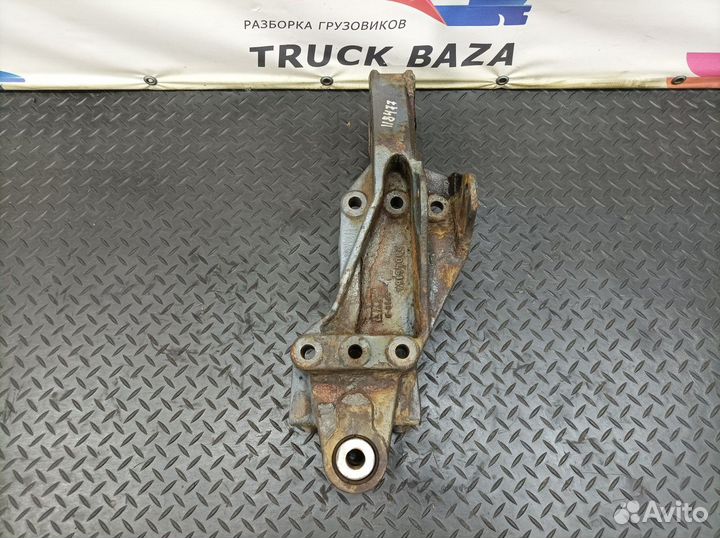 21046164 Кронштейн передней рессоры правый