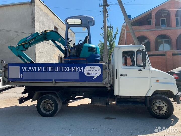 Машинист на мини экскаватор