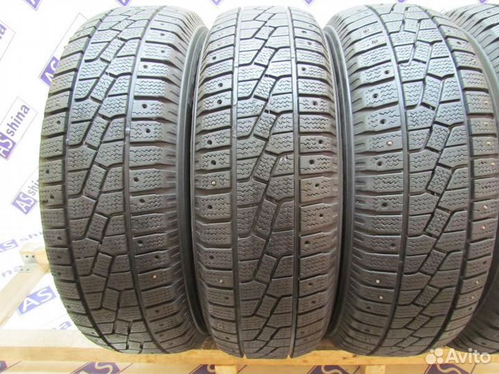 Kumho I'Zen Stud Snow KW11 235/70 R16 97P