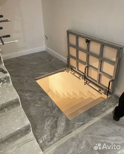 Люк невидимка в подвал с амортизаторами