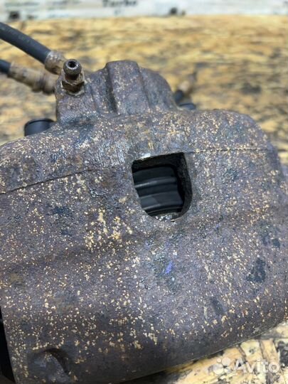 Суппорт передний Мазда Трибьют EP