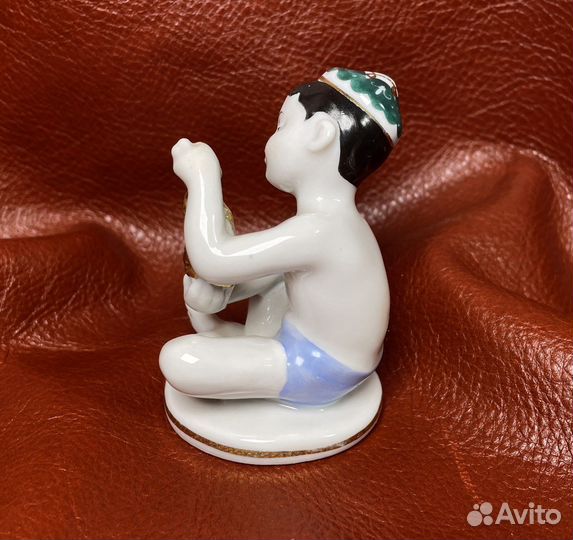 Статуэтка «Мальчик с виноградом» лфз 1950-е года