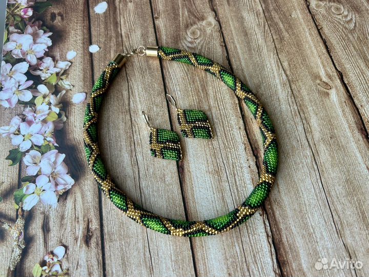 Колье-жгут из бисера 