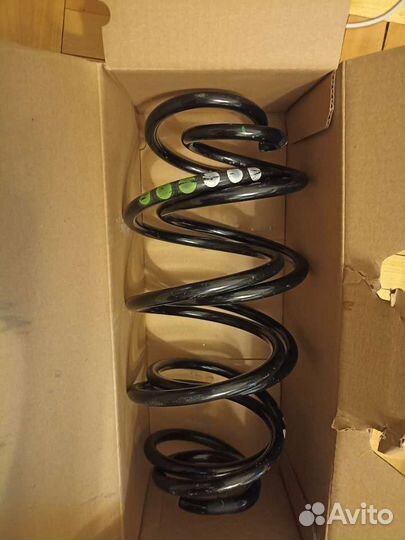 Оригинальные 4 пружины и 2 амортизатора поло седан