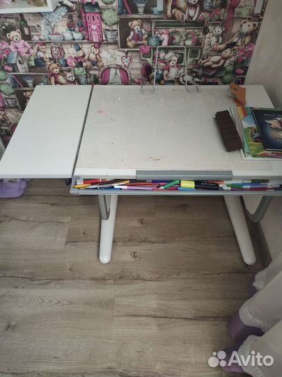 Детский письменный стол и стул