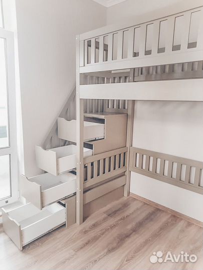 Двухъярусная кровать 