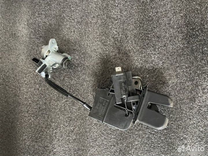 Замок багажника с личинкой Audi A6 С6 2.4L