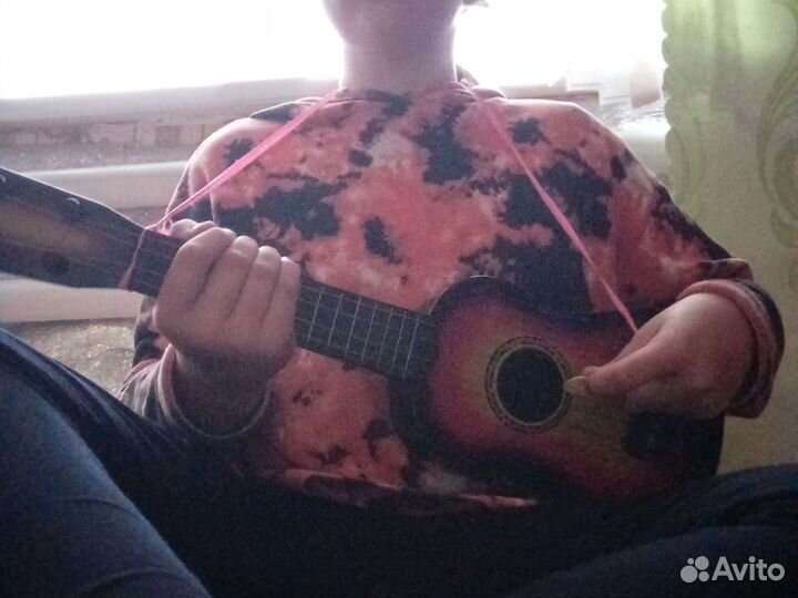 Игрушечная гитара