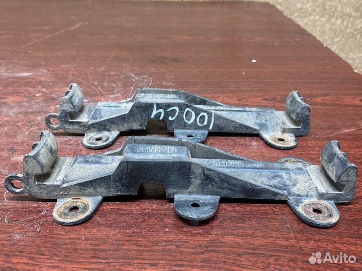 Направляющие бампера ауди 100 с4