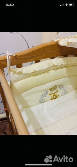 Детская кроватка с маятником