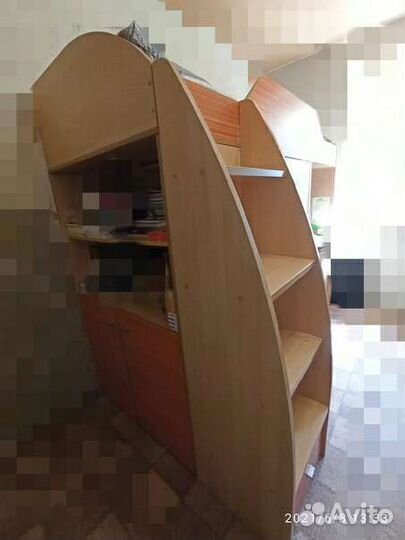 Детский уголок с кроватью и столом