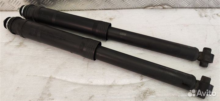 Амортизатор подвески задний Toyota Prius ZVW30 2ZR