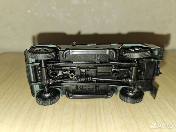 Модель внедорожника Land Rover Defender 1:43