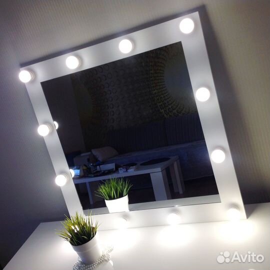 Гримерное зеркало с лампочками