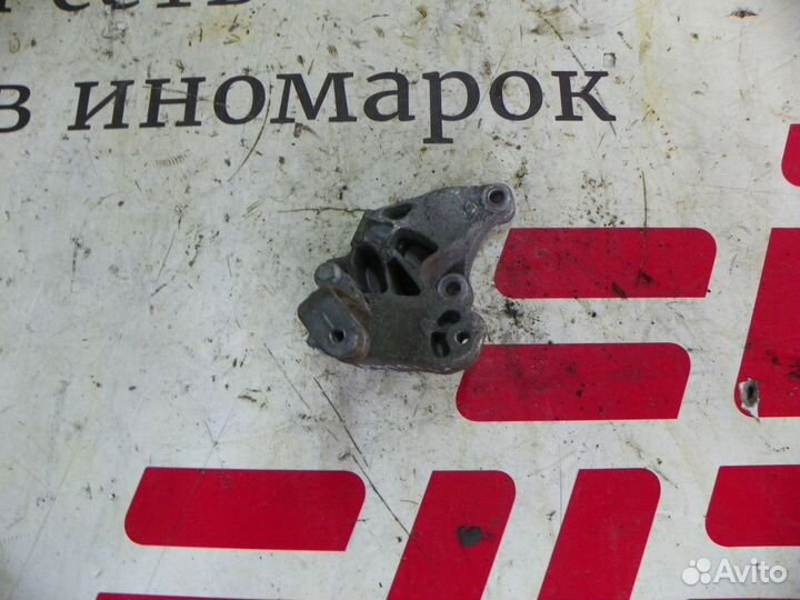 Кронштейн кпп левый Skoda Octavia