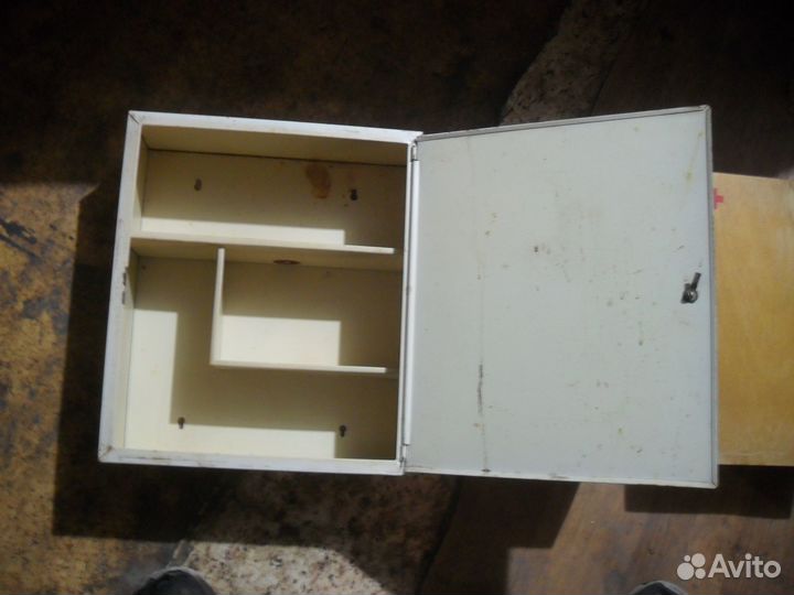 Настенный шкафчик для аптеки