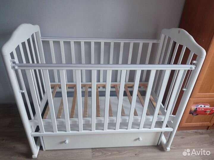 Детская кроватка с маятником и ящиком