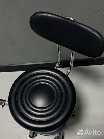 Рабочий стул мастера маникюра