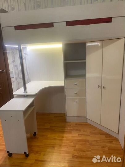 Кровать чердак со столом и шкафом