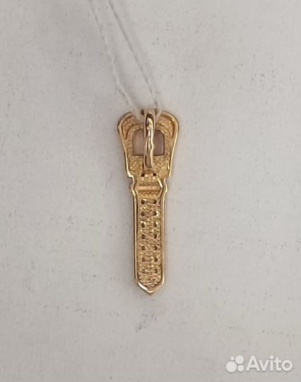 Золотая подвеска с камнем