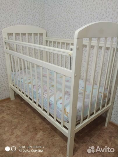 Детская кроватка с маятником