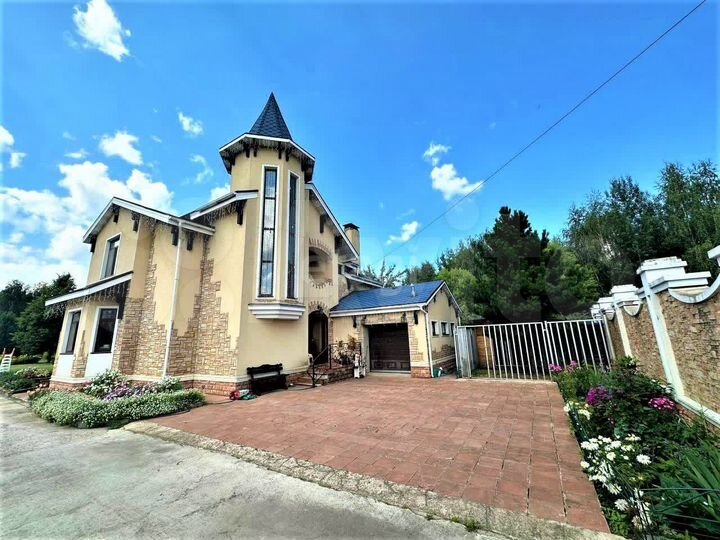 Дом 833 м² на участке 1,26 га