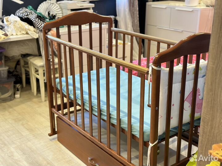 Детская кроватка с маятником и ящиком