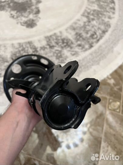 Передние амортизаторы kyb 339228,339229