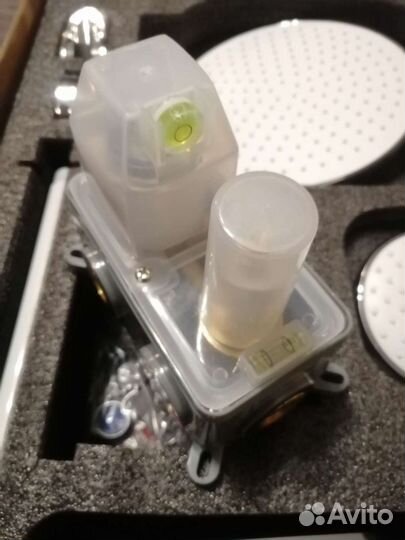 Смеситель для душа белый. Встраиваемый в стену