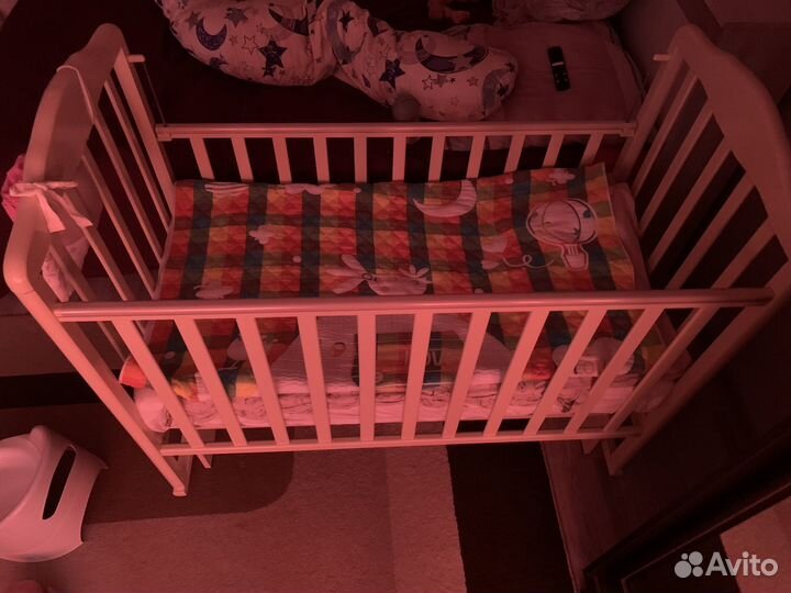 Детская кроватка с универсальным маятником