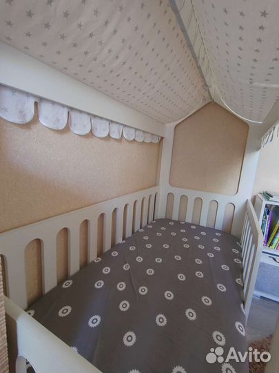 Детская кроватка домик