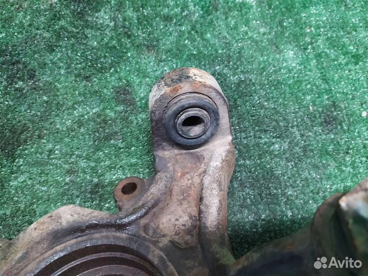 Кулак задний правый Lexus RX300 (MCU35) 2003