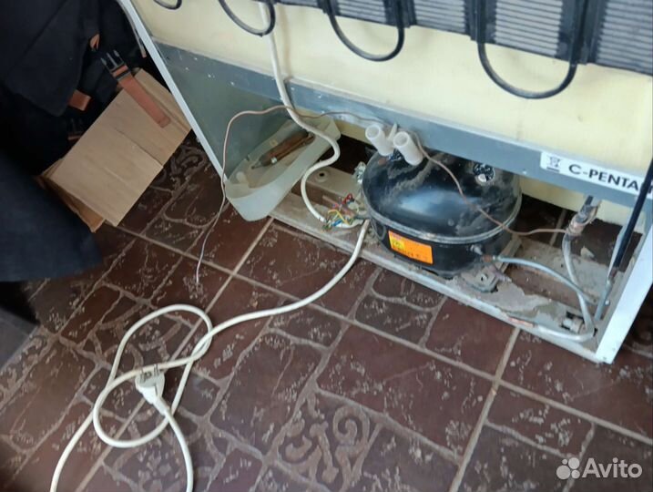 Холодильник бу Аriston не работает