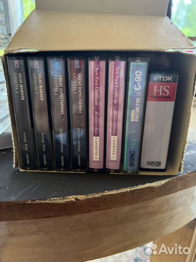 Аудиокассета и сд диски и стойка