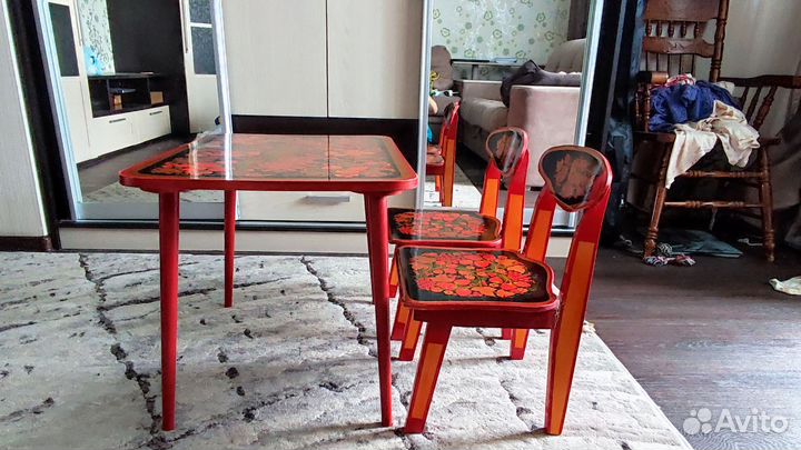 Детский стол и 2 стула