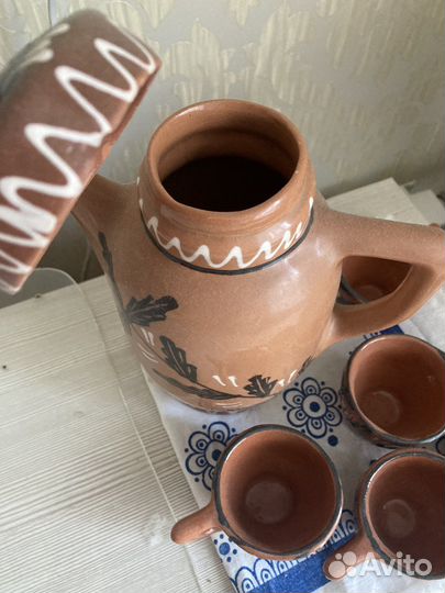Кувшин с чашками из глины